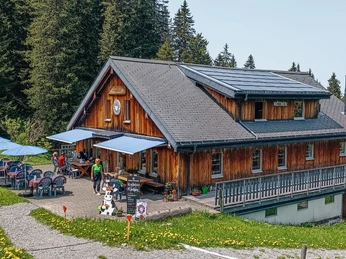 Naturfreundehaus-Röthen-Anna-Münchow.jpg Naturfreundehaus Röthen auf der Klewenalp