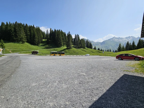 Parkplatz Glaubenbielen mit Postauto
