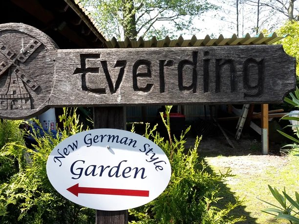 20170511_115423.jpg Holzschild mit der Aufschrift "Everding" und einem Pfeil zu einem "New German Style Garden".