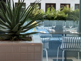 Lazuli im Kimpton Main Frankfurt