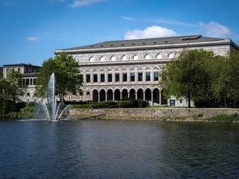 sommer-stadthalle-muelheim-ruhr.jpg Blick über die Ruhr auf die Stadthalle Mülheim im Sommer