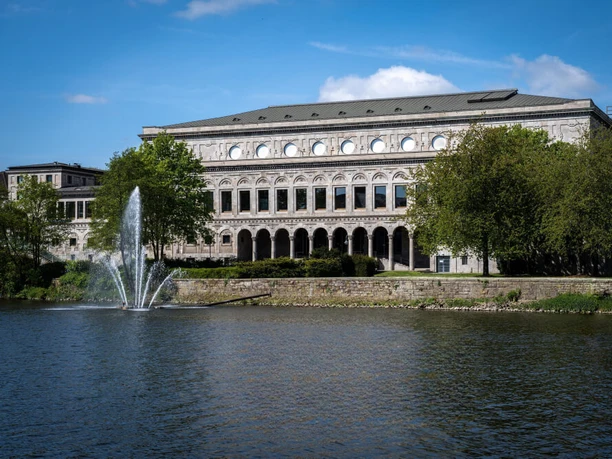 sommer-stadthalle-muelheim-ruhr.jpg Blick über die Ruhr auf die Stadthalle Mülheim im Sommer