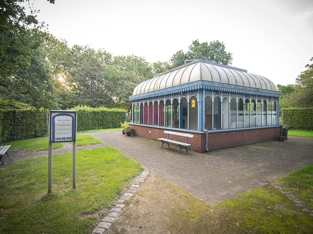 tourainer-pavillon-sommer-garten-stadthalle-muelheim.jpg Tourainer Pavillon im Stadthallengarten im Sommer