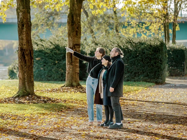 freunde-herbst-garten-stadthalle-muelheim.jpg Freunde im Herbst im Stadthallengarten