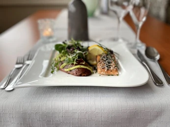 LandhotelJäckelLachsgericht.jpg Angerichtetes Lachsgericht auf einem Teller