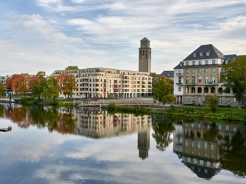 Stadthafen und Ruhrpromenade, Mülheim an der Ruhr Blick von der Schloßbrücke auf den Mülheimer Stadthafen und die Ruhrpromenade im Herbst