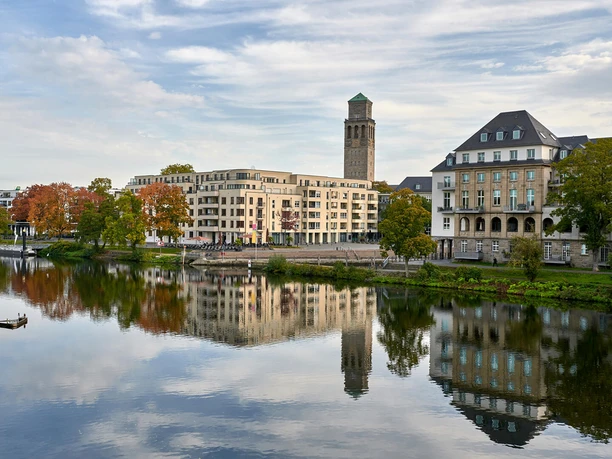Stadthafen und Ruhrpromenade, Mülheim an der Ruhr Blick von der Schloßbrücke auf den Mülheimer Stadthafen und die Ruhrpromenade im Herbst