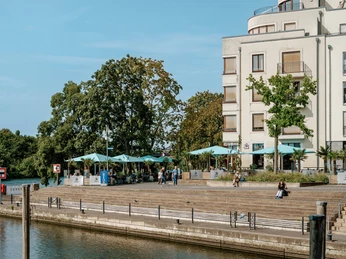 eiscafe-draussen-sommer-stadthafen-ruhrpromenade-muelheim.jpg Eiscafé (draußen) im Sommer am Stadthafen und Ruhrpromenade in Mülheim