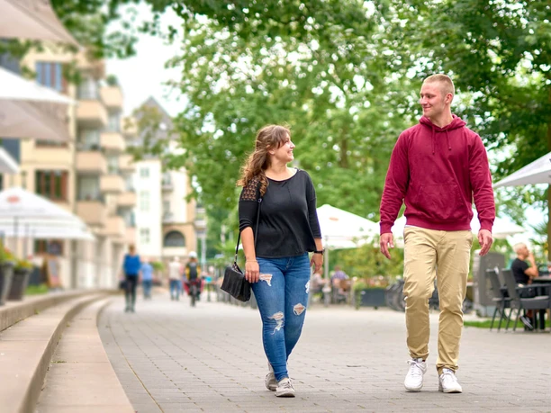 Ruhrpromenade, Mülheim an der Ruhr Junge Erwachsene im Sommer an der Mülheimer Ruhrpromenade