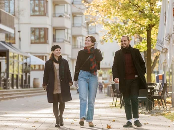 junge-erwachsene-herbst-ruhrpromenade-muelheim.jpg Junge Erwachsene im Herbst an der Mülheimer Ruhrpromenade