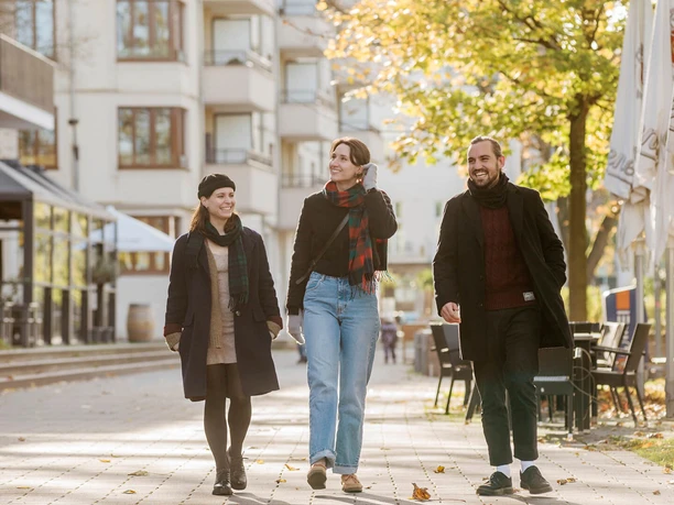 junge-erwachsene-herbst-ruhrpromenade-muelheim.jpg Junge Erwachsene im Herbst an der Mülheimer Ruhrpromenade