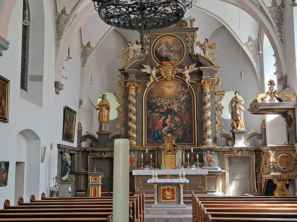 Prächtiger Barockaltar umgeben von zwei geschnitzten Säulen, Wappen, Gemälden und Figuren