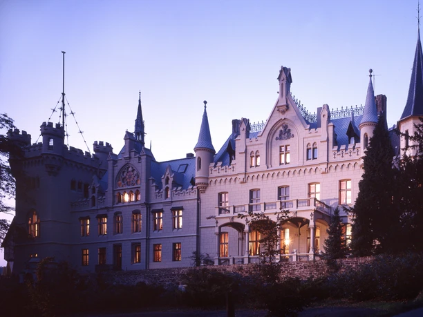 Schlosshotel Kommende Ramersdorf - Ausssenansicht Abendstimmung