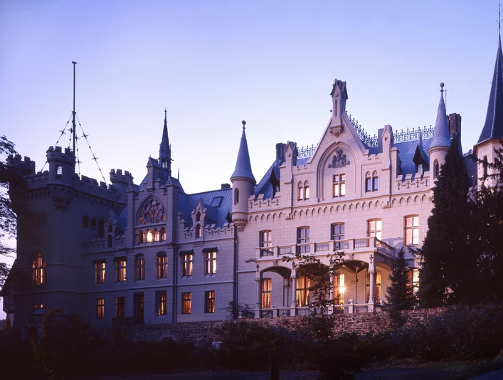 Schlosshotel Kommende Ramersdorf - Ausssenansicht Abendstimmung