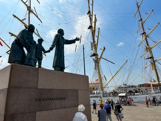 Auswandererdenkmal Bremerhaven Ein Denkmal stellt eine Familie dar