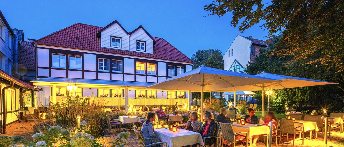 Hotel Braunschweiger Hof - Bad Harzburg - Terrasse am Abend Hotel Braunschweiger Hof - Bad Harzburg - Terrasse am Abend