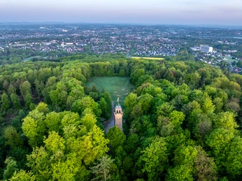 Herford-2025-003-©Teutoburger Wald - Pro Herford GmbH - D. Ketz.jpg Luftaufnahme des Gründerzeit-Denkmal-Turms mitten in einem dichten grünen Wald bei Herford.