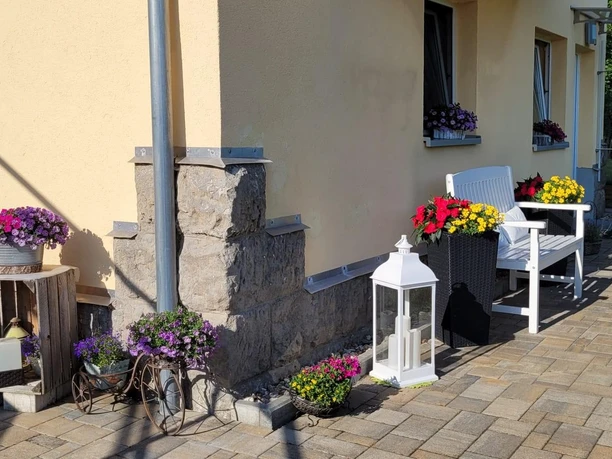 Außenbereich mit Blumen