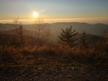 Aussichtspunkt Schöne Aussicht mit Blick ins Tal bei Sonnenuntergang