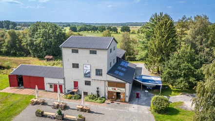 Torfwerk Hahnenmoor.jpg Ehemaliges Torfwerk mit Café und Museum inmitten grüner Moorlandschaft bei Herzlake im Emsland.