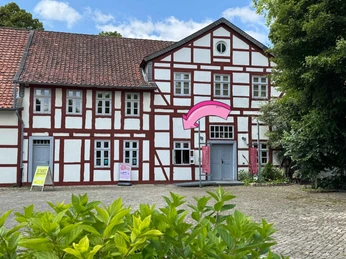 Aussenansicht Stadtmuseum mit Pfeil.jpg Außenansicht des Stadtmuseums