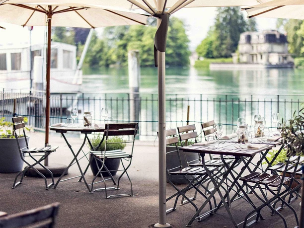 restaurant-dampfschiff-thun-terrasse-sonnenschirme-aare.jpg