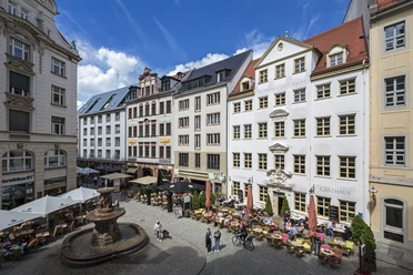 Museum Zum Arabischen Coffe Baum_Foto Peter Franke_punctum.jpg Historische Fassade des Museums Zum Arabischen Coffe Baum, umgeben von Straßencafés.