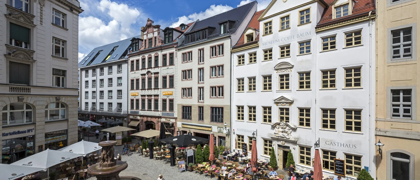 Museum Zum Arabischen Coffe Baum_Foto Peter Franke_punctum.jpg Historische Fassade des Museums Zum Arabischen Coffe Baum, umgeben von Straßencafés.