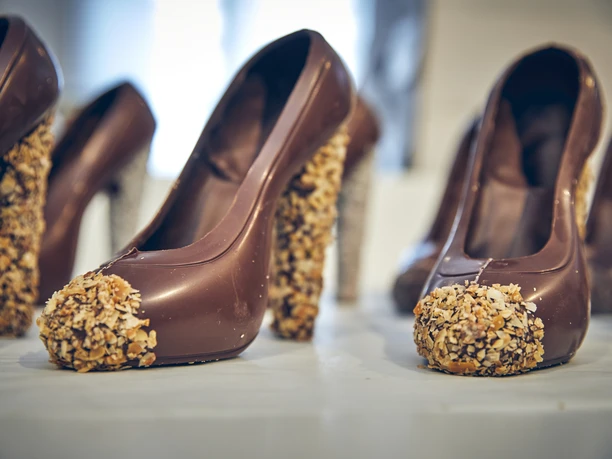 Schokoladenmanufaktur Barbara Krönner Schokoladenschuhe mit Nussdekor aus der Manufaktur Barbara Krönner.