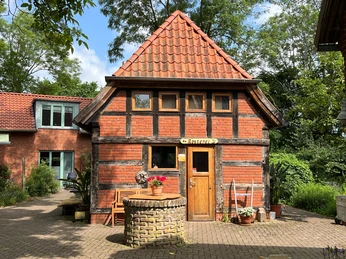 Catucho Ein traditionelles Fachwerkhaus mit rotem Ziegeldach, umgeben von grünen Pflanzen und Bäumen.A traditional half-timbered house with a red tiled roof, surrounded by green plants and trees.Et traditionelt bindingsværkshus med rødt tegltag, omgivet af grønne planter og træer.Een traditioneel vakwerkhuis met een rood pannendak, omringd door groene planten en bomen.
