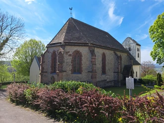 Außenansicht-Katholische Kirche St. Jakobus der Ältere zu Jakobsberg Romanische, gotisch erweiterte Saalkirche, umgeben von Rasen und Hecken