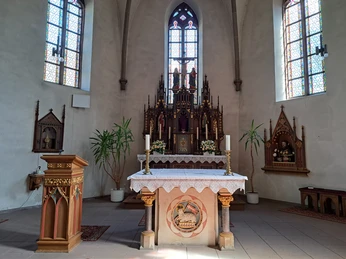 Altar-Katholische Kirche St. Jakobus der Ältere zu Jakobsberg Hochaltar, im Hintergrund Buntglasfenster.