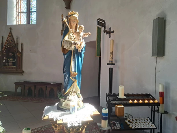 Madonna mit blauem Mantel und Kind im Arm.