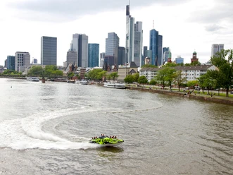 MS Partyboot Deutschland GmbH © MS Partyboot Deutschland GmbH.jpg Ein Jetboot fährt über den Main, vor der Frankfurter Skyline im Hintergrund.