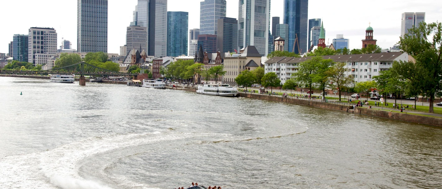 MS Partyboot Deutschland GmbH © MS Partyboot Deutschland GmbH.jpg Ein Jetboot fährt über den Main, vor der Frankfurter Skyline im Hintergrund.