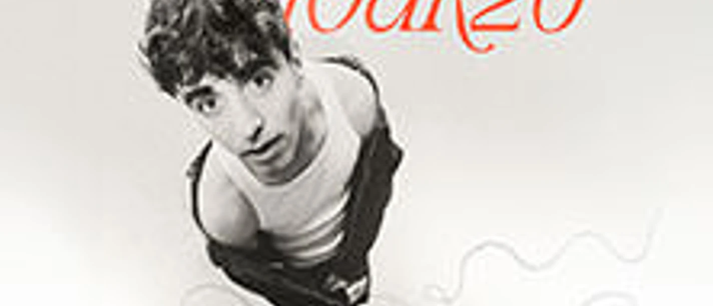 Person blickt von oben in die Kamera, umgeben von Schriftzug MYLE TOUR26 auf hellem Hintergrund