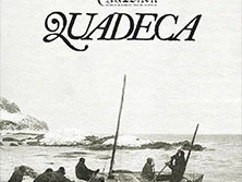 Fischer in einem Boot kämpfen gegen Wellen, während der Himmel und felsige Küsten im Hintergrund zu sehen sind.