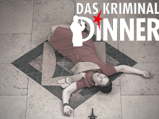 Das Kriminal Dinner.jpg Eine Frau in rotem Kleid liegt dramatisch auf einem Bodenmuster, ein kleines Messer daneben.