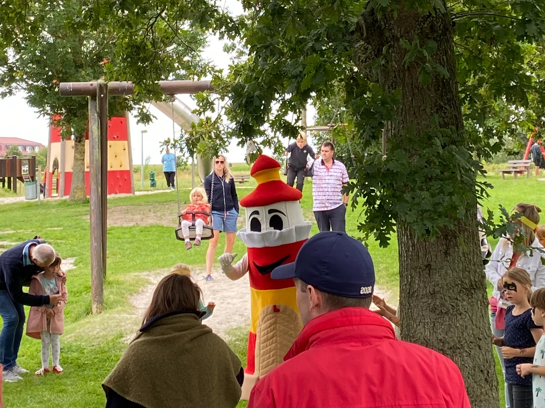 Kinderfest Greetsiel 2023 Das Maskottchen Lükko Leuchtturm auf dem Abenteuerspielplatz Greetsiel
