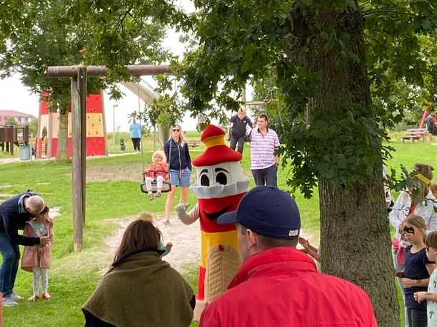 Kinderfest Greetsiel 2023 Das Maskottchen Lükko Leuchtturm auf dem Abenteuerspielplatz Greetsiel