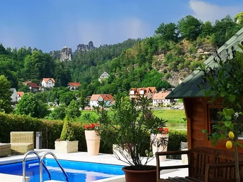 Außenbereich mit Pool und Felsblick