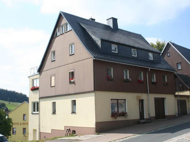 Außenansicht im Sommer