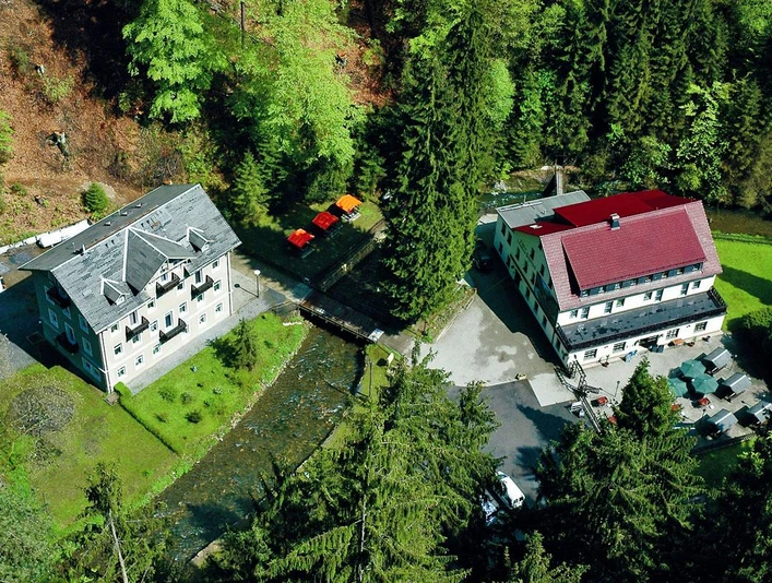 Pension und Gaststätte von oben