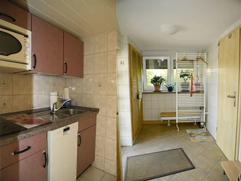 Küche (links) und Vorraum (rechts)