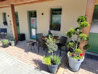 Terrassen Hüttenteich und Wildpark mit Hauseingang