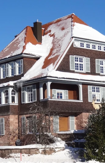 Winterlicher Ruhestein mit der alten Villa Klumpp