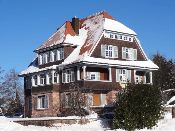 Winterlicher Ruhestein mit der alten Villa Klumpp