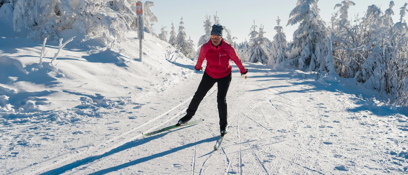 Skaterin auf bestens präparierter Loipe in Seebach bei herrlichem Sonnenschein