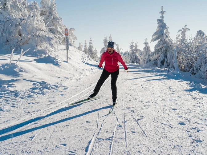 Skaterin auf bestens präparierter Loipe in Seebach bei herrlichem Sonnenschein