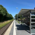 Bahnsteig mit überdachtem Wartehäuschen